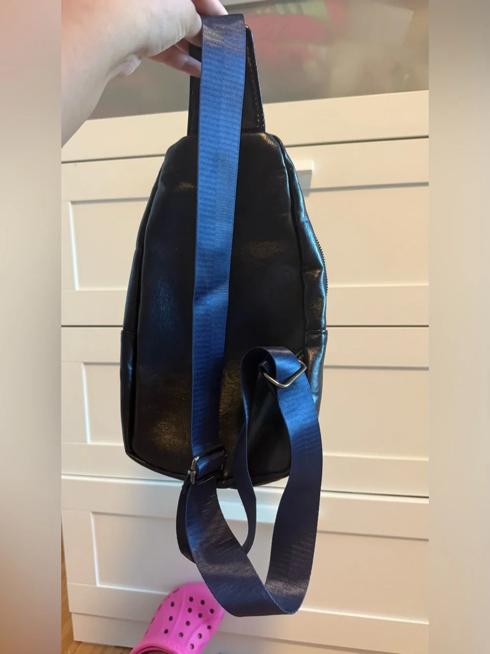 Tommy Hillfigure Men's Black Leather Sling Bag - Compact Everyday Carry